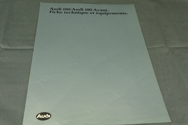 Folder Audi 100/Audi 100 Avant.  FIche technique et équipements.  Frans 1980